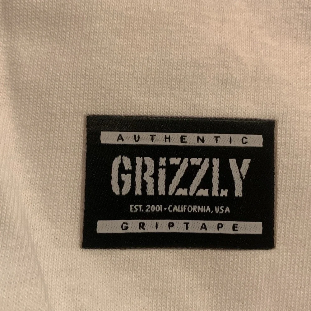 NWT GRIZZLY GRIP TAPE AUTHENTIC MEDIUM WHITE TEE WITH BLACK TYPE LOGO - Picture 4 of 6
